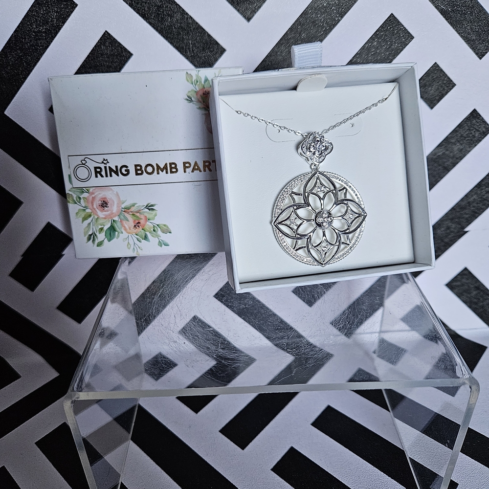 Elegant Silver Floral Pendant Necklace